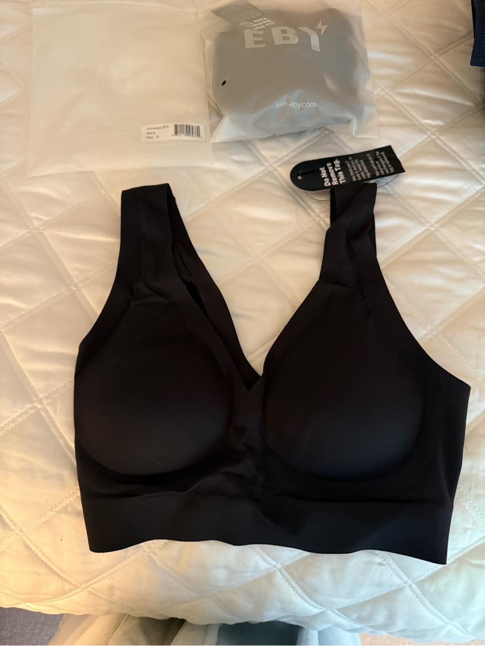 Eby Seamless Wireless V-Neck Bra - Black